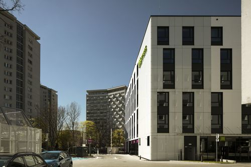 Architektoniczne łączenie starego z nowym - nowoczesny hotel współgra z zabytkową kamienicą